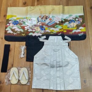 【現品限り】現品男児2歳用ｾｯﾄ（ﾜﾝﾀｯﾁ袴、ｽｴﾋﾛ無）-№.「花わらべ_RMG-H2-fﾍﾞｰｼﾞｭ」