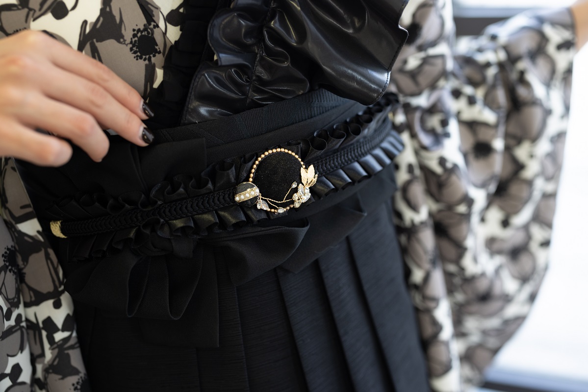 ラフィネモカ二尺袖/卒業袴 フリル・フローラRM-165/RH-98【ホワイトグレー/ブラック】 - 画像 (12)