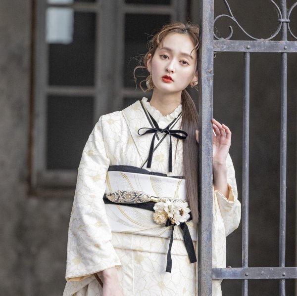 【ｱｳﾄﾚｯﾄ】合繊振袖ラフィネモカ GF-53 - ドルチェ-【ﾊﾆｰﾍﾞｰｼﾞｭ 】 - 画像 (5)