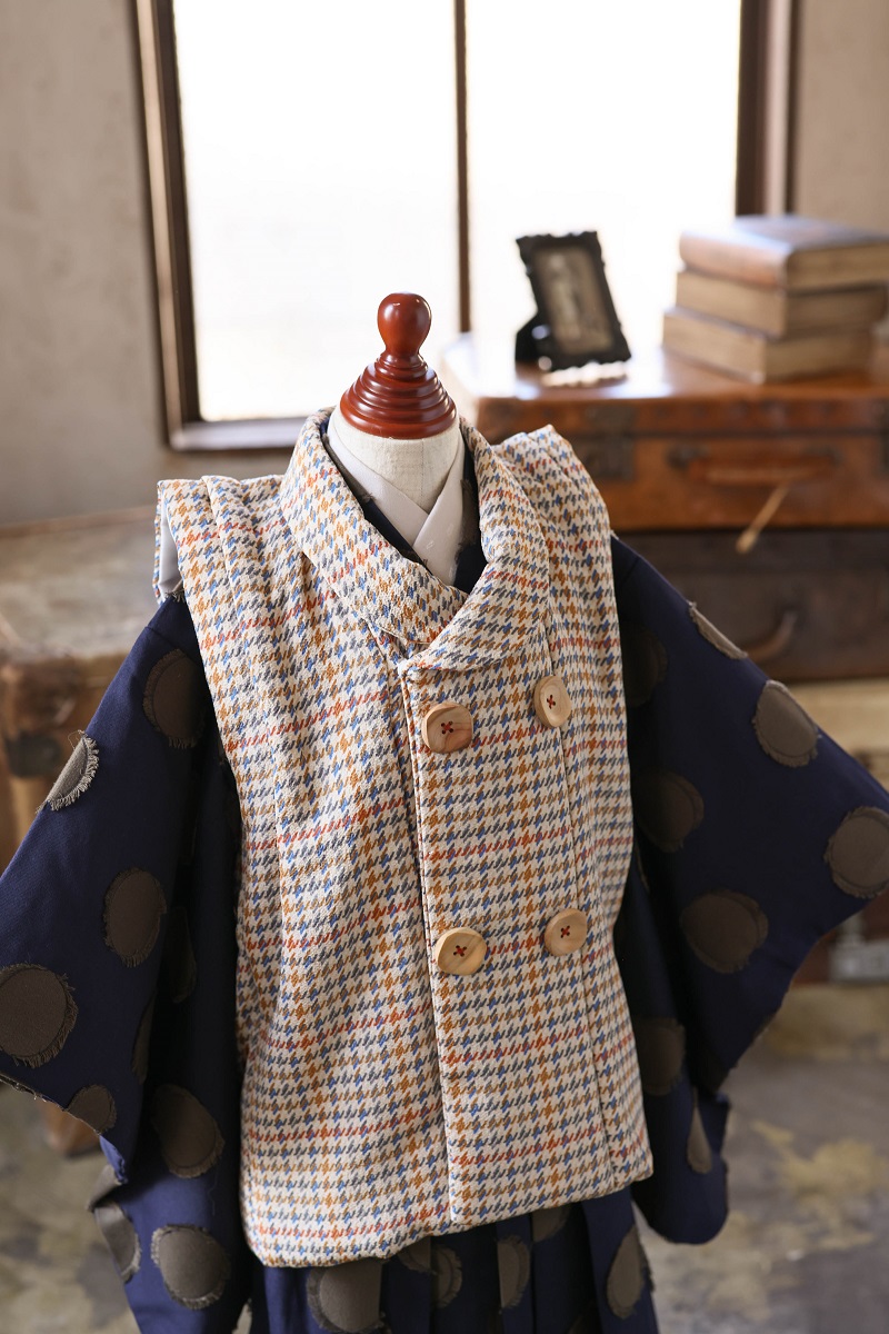 【トルソー現品】ココ・ミニョン　男児ベスト＆袴ｾｯﾄｱｯﾌﾟ 3歳/5歳【ﾈｲﾋﾞｰ】 - 画像 (3)