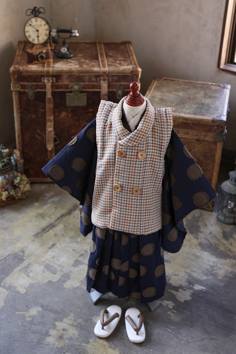 【トルソー現品】ココ・ミニョン　男児ベスト＆袴ｾｯﾄｱｯﾌﾟ 3歳/5歳【ﾈｲﾋﾞｰ】 - 画像 (4)