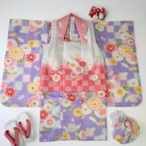 3歳女児被布セット 「花うさぎ2308-3j6」ラベンダーきもの×薄黄ヒフ