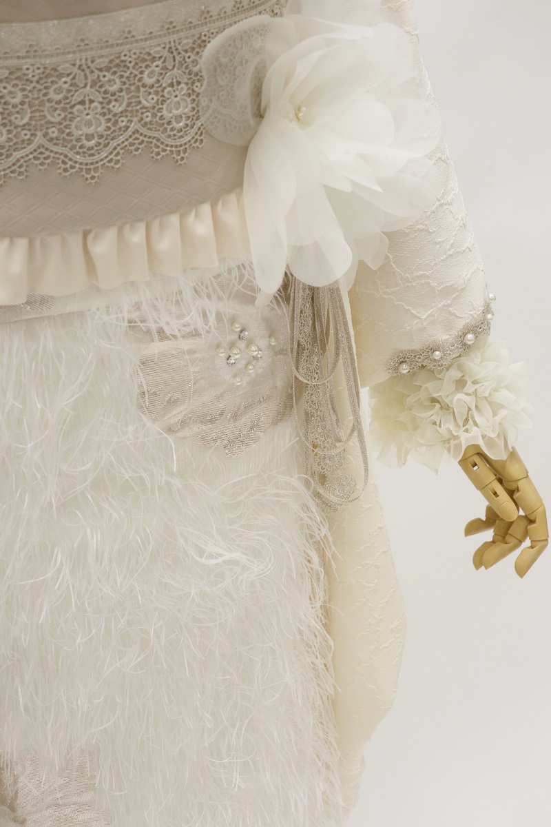 デザイン振袖 「リューサ・ローズ」DK-005A アイボリー -片袖シースルータイプ- - 画像 (9)