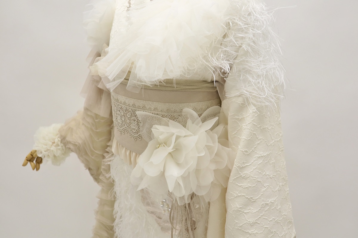 デザイン振袖 「リューサ・ローズ」DK-005A アイボリー -片袖シースルータイプ- - 画像 (13)