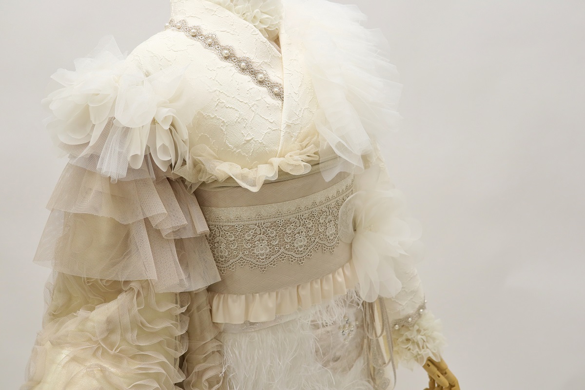 デザイン振袖 「リューサ・ローズ」DK-005A アイボリー -片袖シースルータイプ- - 画像 (14)