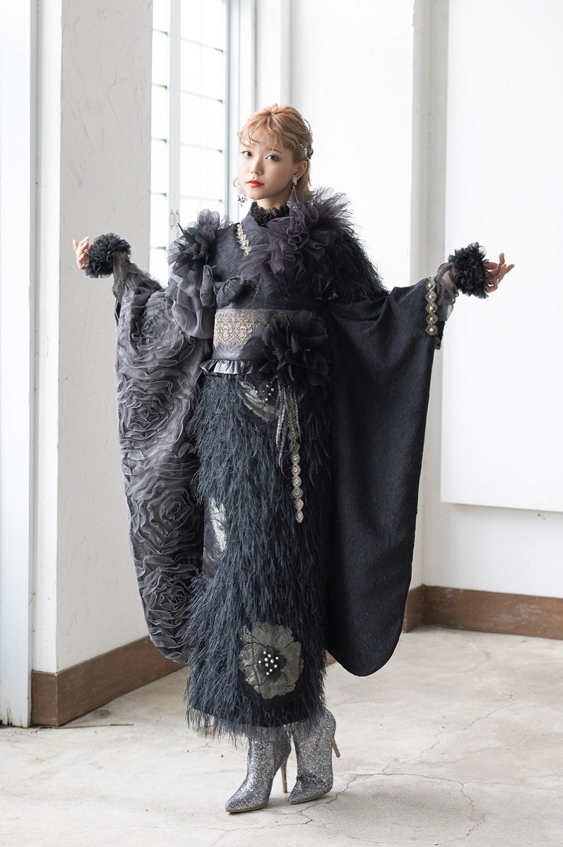 デザイン振袖 「リューサ・ローズ」DK-005B ブラック -片袖シースルータイプ- - 画像 (2)