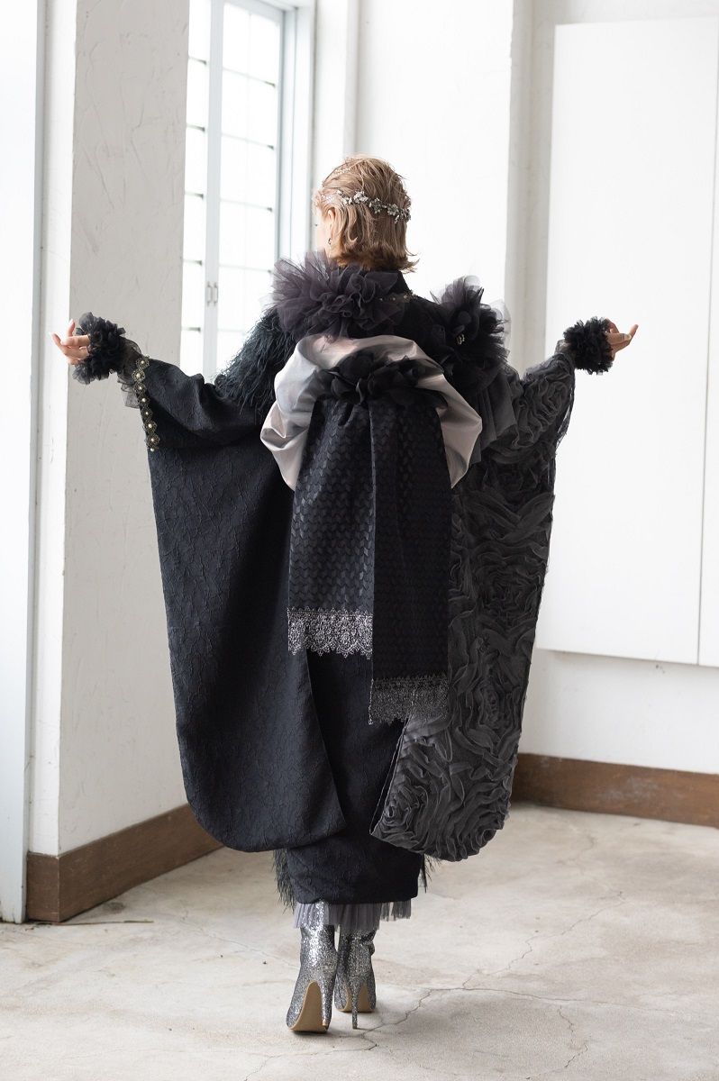 デザイン振袖 「リューサ・ローズ」DK-005B ブラック -片袖シースルータイプ- - 画像 (3)