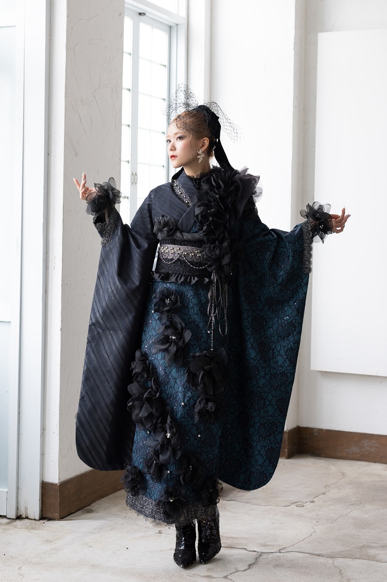 デザイン振袖 「リューサ・ローズ」DK-004B ネイビーグリーン - 画像 (2)