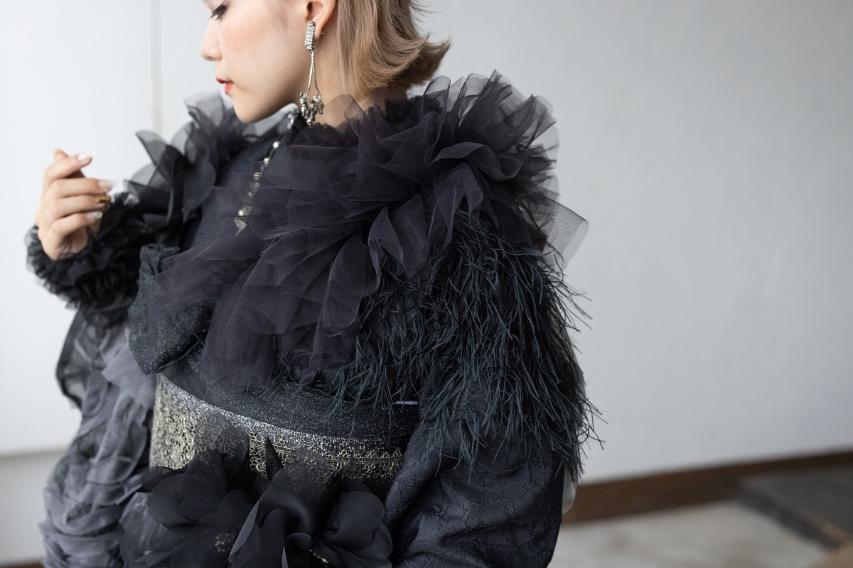 デザイン振袖 「リューサ・ローズ」DK-005B ブラック -片袖シースルータイプ- - 画像 (21)