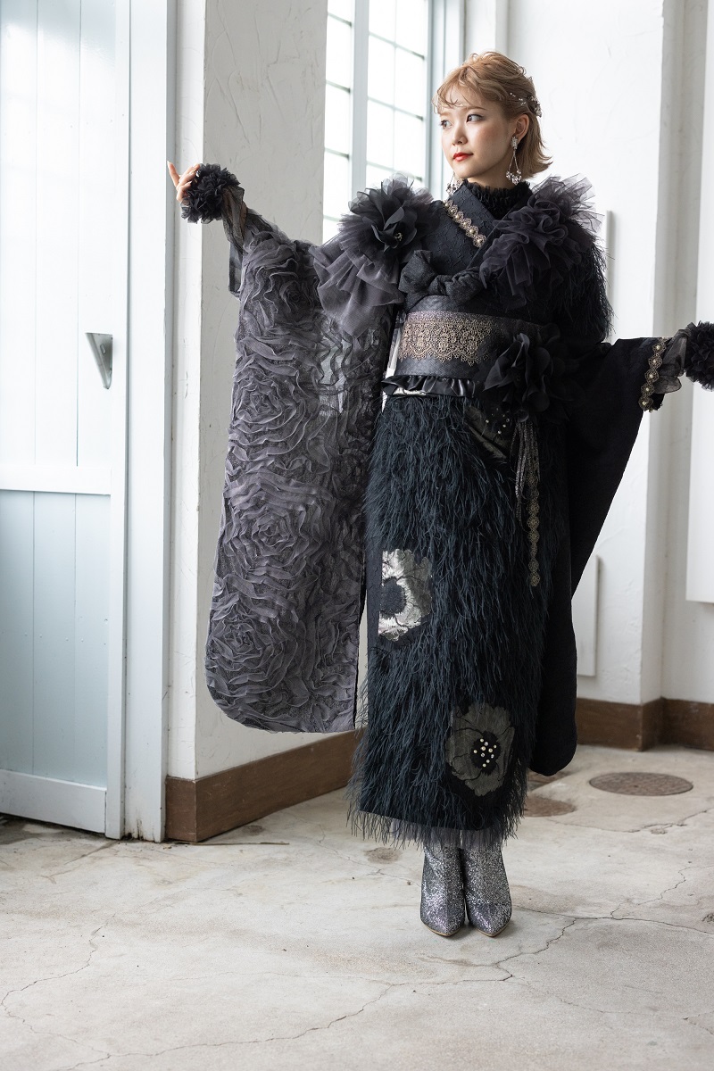 デザイン振袖 「リューサ・ローズ」DK-005B ブラック -片袖シースルータイプ- - 画像 (5)